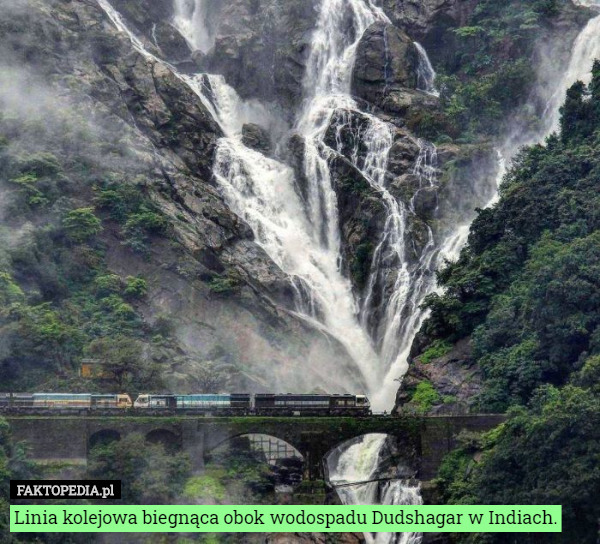 Linia kolejowa biegnąca obok wodospadu Dudshagar w Indiach. 