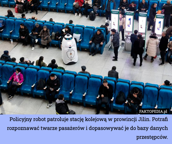 Policyjny robot patroluje stację kolejową w prowincji Jilin. Potrafi rozpoznawać twarze pasażerów i dopasowywać je do bazy danych przestępców. 