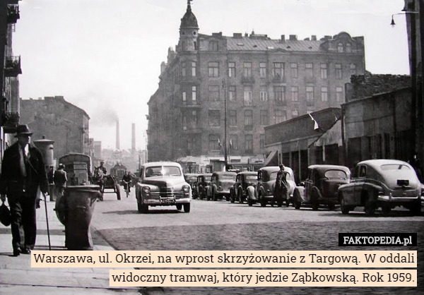 Warszawa, ul. Okrzei, na wprost skrzyżowanie z Targową. W oddali widoczny tramwaj, który jedzie Ząbkowską. Rok 1959. 