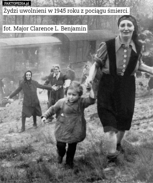 Żydzi uwolnieni w 1945 roku z pociągu śmierci.

fot. Major Clarence L. Benjamin 