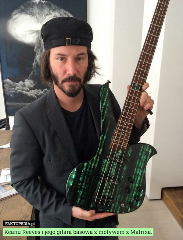 Keanu Reeves i jego gitara basowa z motywem z Matrixa. 