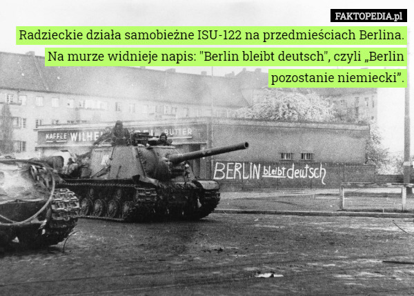 Radzieckie działa samobieżne ISU-122 na przedmieściach Berlina.
Na murze widnieje napis: "Berlin bleibt deutsch", czyli „Berlin pozostanie niemiecki”. 