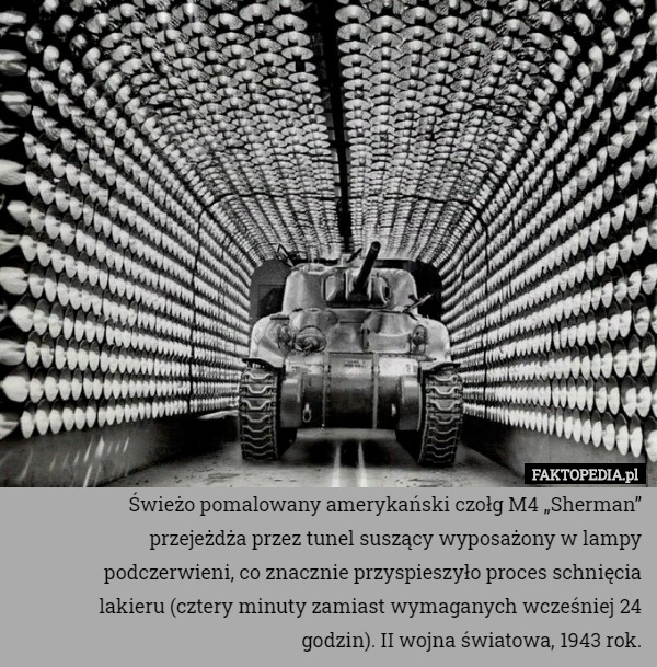 Świeżo pomalowany amerykański czołg M4 „Sherman” przejeżdża przez tunel suszący wyposażony w lampy podczerwieni, co znacznie przyspieszyło proces schnięcia lakieru (cztery minuty zamiast wymaganych wcześniej 24 godzin). II wojna światowa, 1943 rok. 