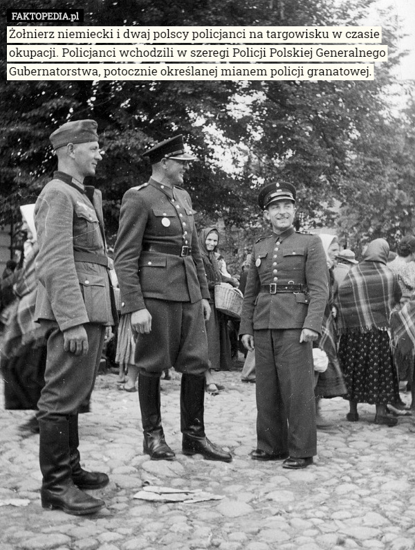 Żołnierz niemiecki i dwaj polscy policjanci na targowisku w czasie okupacji. Policjanci wchodzili w szeregi Policji Polskiej Generalnego Gubernatorstwa, potocznie określanej mianem policji granatowej. 