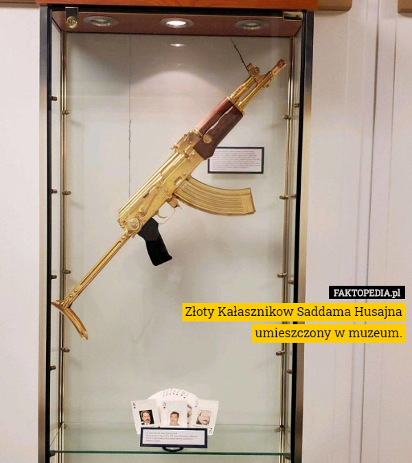 Złoty Kałasznikow Saddama Husajna umieszczony w muzeum. 