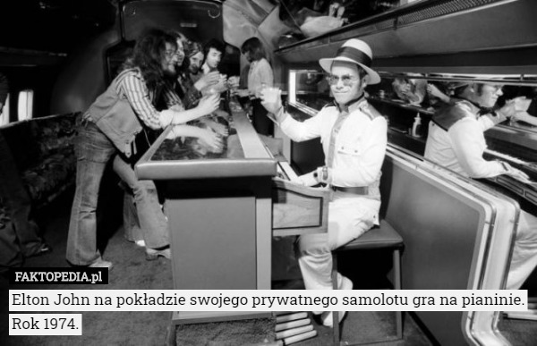 Elton John na pokładzie swojego prywatnego samolotu gra na pianinie.
Rok 1974. 