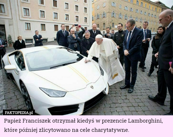 Papież Franciszek otrzymał kiedyś w prezencie Lamborghini, które później zlicytowano na cele charytatywne. 
