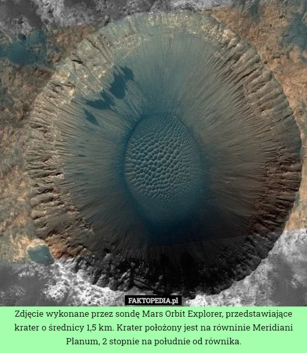 Zdjęcie wykonane przez sondę Mars Orbit Explorer, przedstawiające krater o średnicy 1,5 km. Krater położony jest na równinie Meridiani Planum, 2 stopnie na południe od równika. 