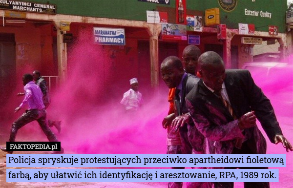 Policja spryskuje protestujących przeciwko apartheidowi fioletową farbą, aby ułatwić ich identyfikację i aresztowanie, RPA, 1989 rok. 