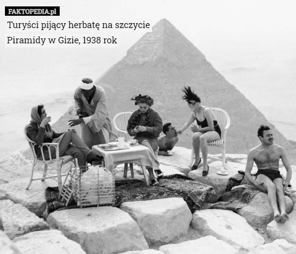 Turyści pijący herbatę na szczycie Piramidy w Gizie, 1938 rok 