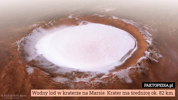 Wodny lód w kraterze na Marsie. Krater ma średnicę ok. 82 km. 