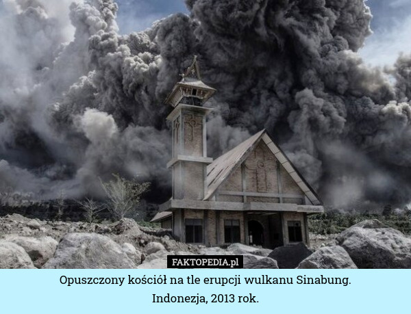 Opuszczony kościół na tle erupcji wulkanu Sinabung.
Indonezja, 2013 rok. 