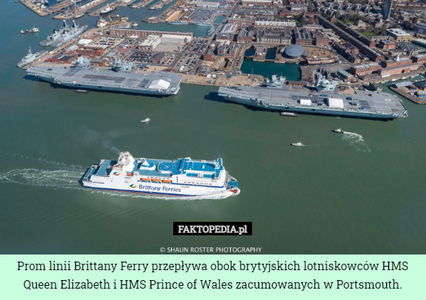 Prom linii Brittany Ferry przepływa obok brytyjskich lotniskowców HMS Queen Elizabeth i HMS Prince of Wales zacumowanych w Portsmouth. 