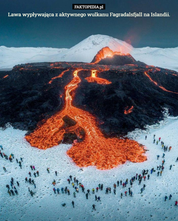 Lawa wypływająca z aktywnego wulkanu Fagradalsfjall na Islandii. 