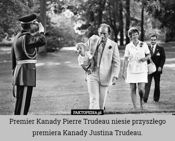 Premier Kanady Pierre Trudeau niesie przyszłego
premiera Kanady Justina Trudeau. 