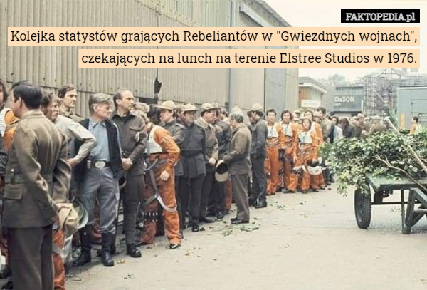 Kolejka statystów grających Rebeliantów w "Gwiezdnych wojnach", czekających na lunch na terenie Elstree Studios w 1976. 