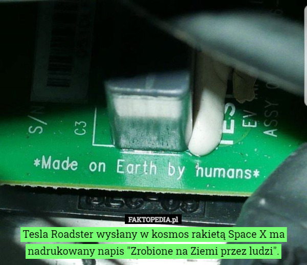 Tesla Roadster wysłany w kosmos rakietą Space X ma nadrukowany napis "Zrobione na Ziemi przez ludzi". 