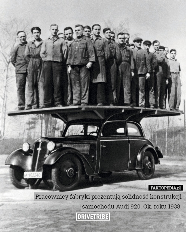 Pracownicy fabryki prezentują solidność konstrukcji samochodu Audi 920. Ok. roku 1938. 