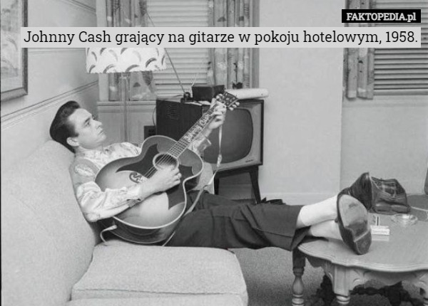 Johnny Cash grający na gitarze w pokoju hotelowym, 1958. 