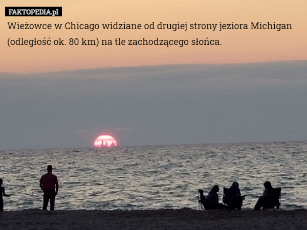 Wieżowce w Chicago widziane od drugiej strony jeziora Michigan (odległość ok. 80 km) na tle zachodzącego słońca. 