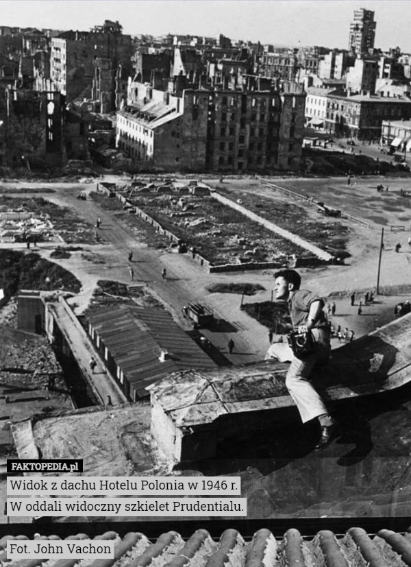 Widok z dachu Hotelu Polonia w 1946 r.
W oddali widoczny szkielet Prudentialu.

Fot. John Vachon 
