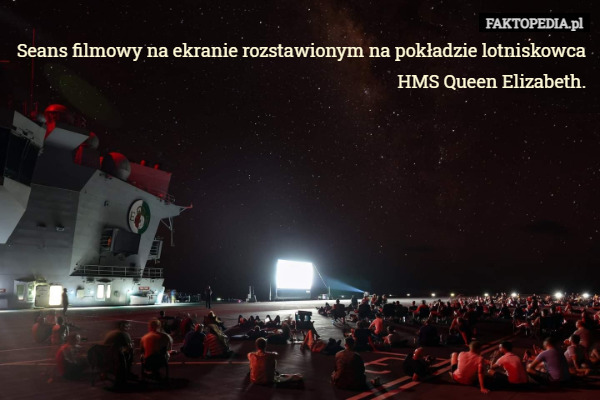 Seans filmowy na ekranie rozstawionym na pokładzie lotniskowca HMS Queen Elizabeth. 