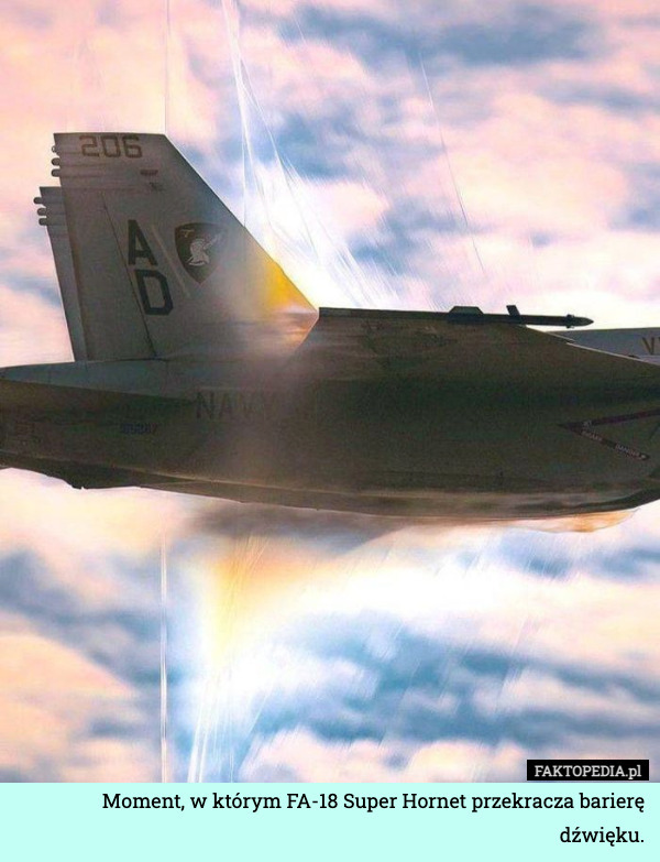 Moment, w którym FA-18 Super Hornet przekracza barierę dźwięku. 
