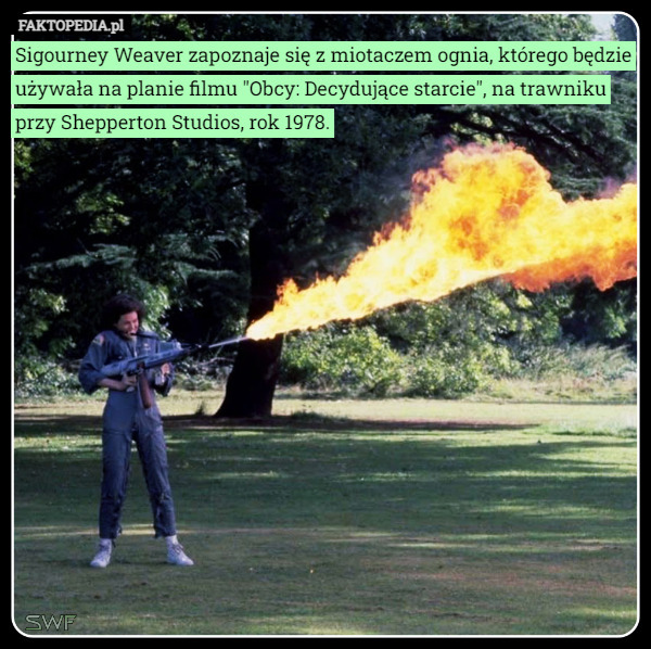 Sigourney Weaver zapoznaje się z miotaczem ognia, którego będzie używała na planie filmu "Obcy: Decydujące starcie", na trawniku przy Shepperton Studios, rok 1978. 