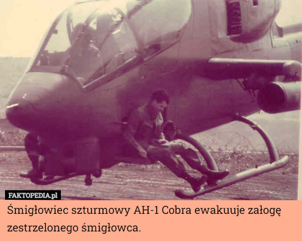 Śmigłowiec szturmowy AH-1 Cobra ewakuuje załogę zestrzelonego śmigłowca. 