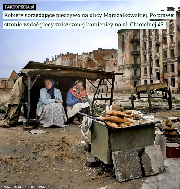 Kobiety sprzedające pieczywo na ulicy Marszałkowskiej. Po prawej stronie widać plecy zniszczonej kamienicy na ul. Chmielnej 43. 