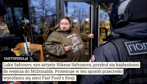 Luka Safronov, syn artysty Nikasa Safronova, przykuł się kajdankami do wejścia do McDonalda. Protestuje w ten sposób przeciwko wycofaniu się sieci Fast Food z Rosji. 