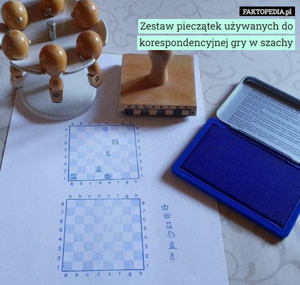 Zestaw pieczątek używanych do korespondencyjnej gry w szachy 