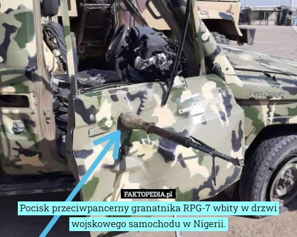 Pocisk przeciwpancerny granatnika RPG-7 wbity w drzwi wojskowego samochodu w Nigerii. 