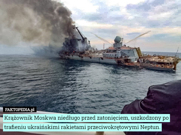 Krążownik Moskwa niedługo przed zatonięciem, uszkodzony po trafieniu ukraińskimi rakietami przeciwokrętowymi Neptun. 