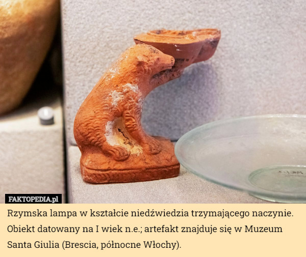 Rzymska lampa w kształcie niedźwiedzia trzymającego naczynie. Obiekt datowany na I wiek n.e.; artefakt znajduje się w Muzeum Santa Giulia (Brescia, północne Włochy). 