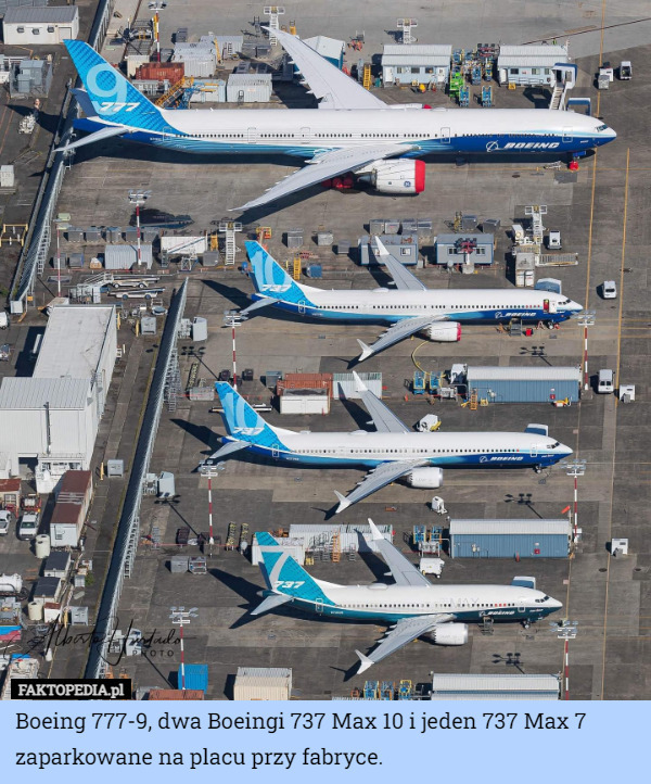 Boeing 777-9, dwa Boeingi 737 Max 10 i jeden 737 Max 7 zaparkowane na placu przy fabryce. 