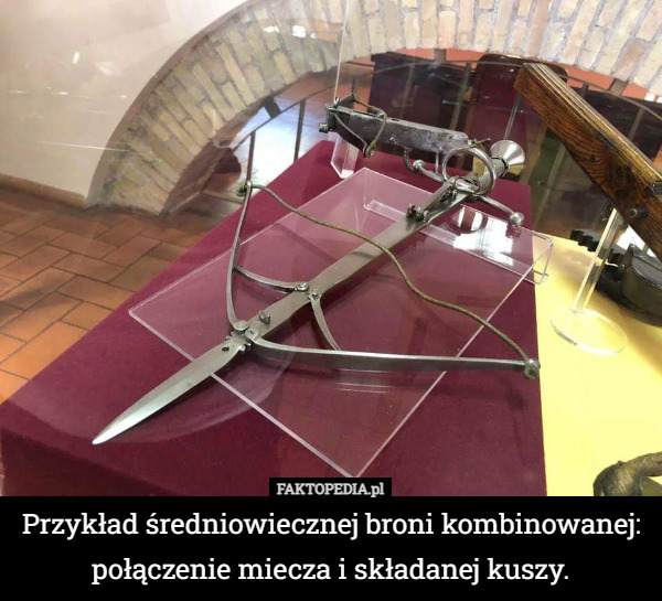 Przykład średniowiecznej broni kombinowanej: połączenie miecza i składanej kuszy. 