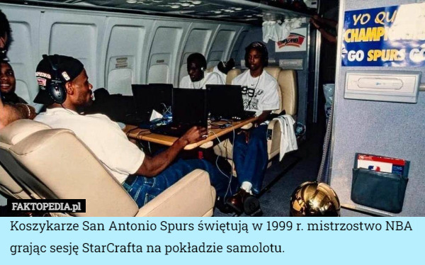 Koszykarze San Antonio Spurs świętują w 1999 r. mistrzostwo NBA grając sesję StarCrafta na pokładzie samolotu. 