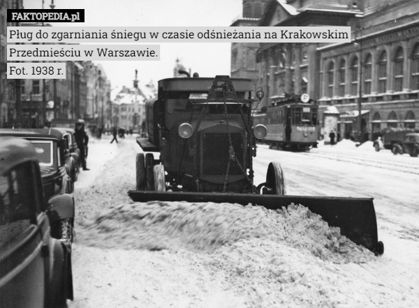 Pług do zgarniania śniegu w czasie odśnieżania na Krakowskim Przedmieściu w Warszawie.
Fot. 1938 r. 