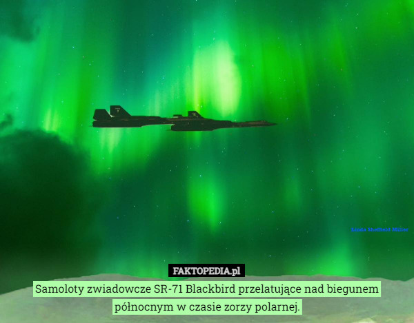 Samoloty zwiadowcze SR-71 Blackbird przelatujące nad biegunem północnym w czasie zorzy polarnej. 