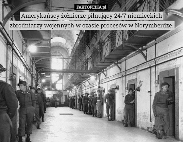 Amerykańscy żołnierze pilnujący 24/7 niemieckich zbrodniarzy wojennych w czasie procesów w Norymberdze. 