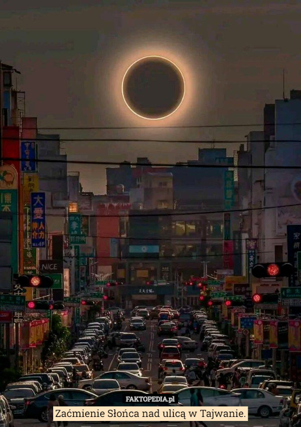 Zaćmienie Słońca nad ulicą w Tajwanie. 