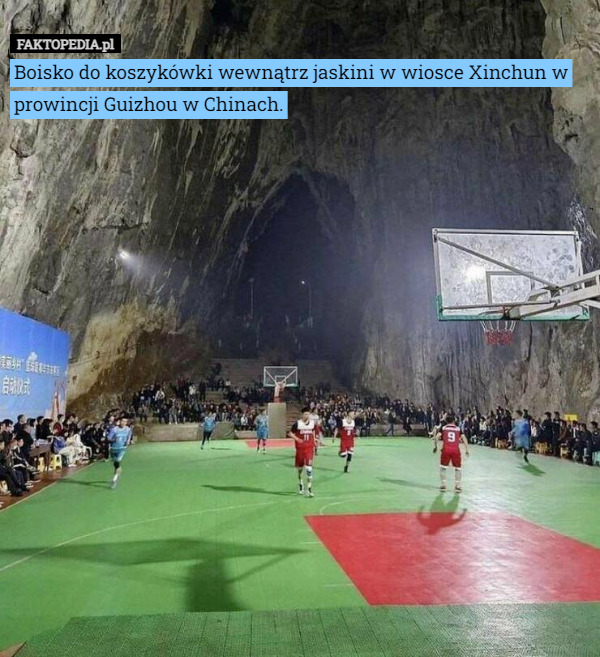 Boisko do koszykówki wewnątrz jaskini w wiosce Xinchun w prowincji Guizhou w Chinach. 