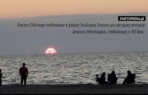 Zarys Chicago widziany z plaży Indiana Dunes po drugiej stronie jeziora Michigan, oddalonej o 50 km. 