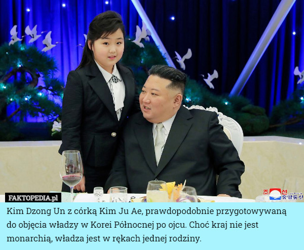 Kim Dzong Un z córką Kim Ju Ae, prawdopodobnie przygotowywaną do objęcia władzy w Korei Północnej po ojcu. Choć kraj nie jest monarchią, władza jest w rękach jednej rodziny. 