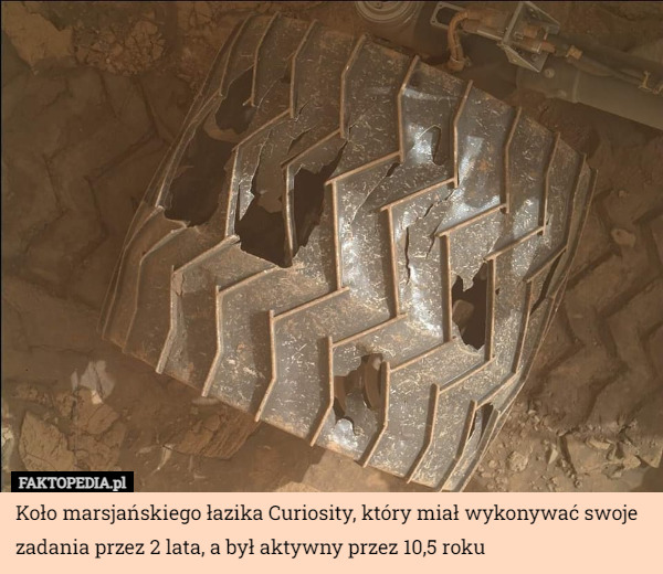 Koło marsjańskiego łazika Curiosity, który miał wykonywać swoje zadania przez 2 lata, a był aktywny przez 10,5 roku 