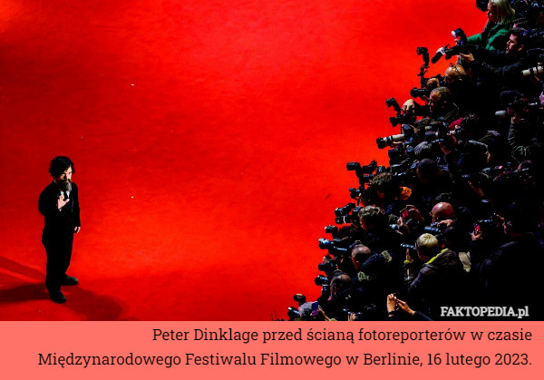 Peter Dinklage przed ścianą fotoreporterów w czasie Międzynarodowego Festiwalu Filmowego w Berlinie, 16 lutego 2023. 
