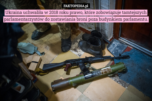 Ukraina uchwaliła w 2018 roku prawo, które zobowiązuje tamtejszych parlamentarzystów do zostawiania broni poza budynkiem parlamentu. 
