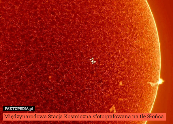 Międzynarodowa Stacja Kosmiczna sfotografowana na tle Słońca. 