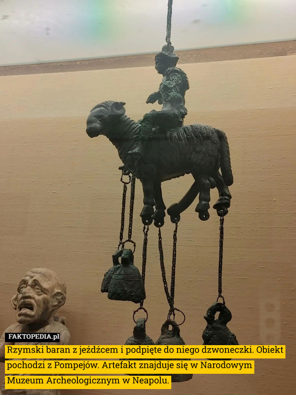 Rzymski baran z jeźdźcem i podpięte do niego dzwoneczki. Obiekt pochodzi z Pompejów. Artefakt znajduje się w Narodowym Muzeum Archeologicznym w Neapolu. 